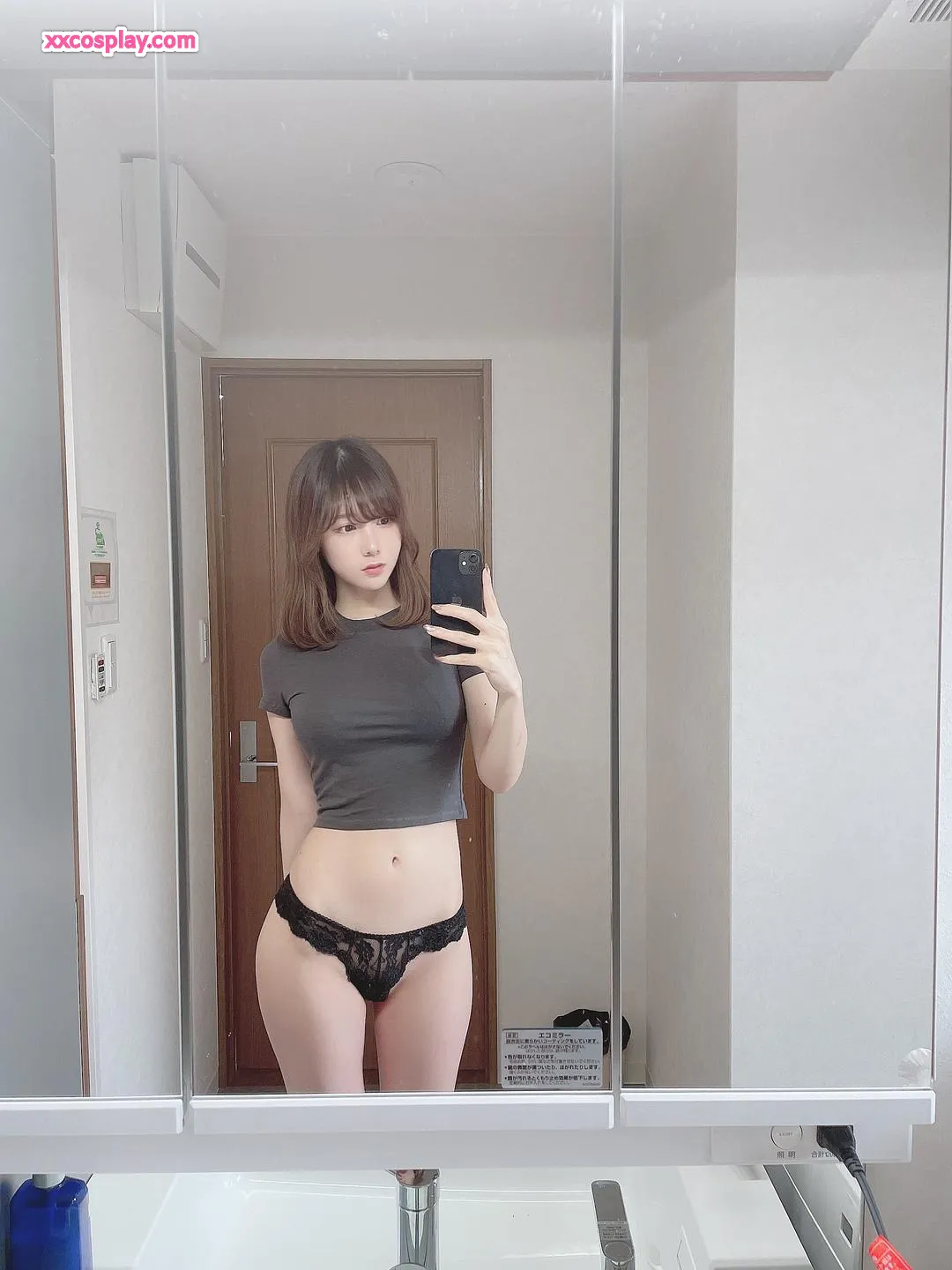 KenKen：紧身T恤与蕾丝内裤